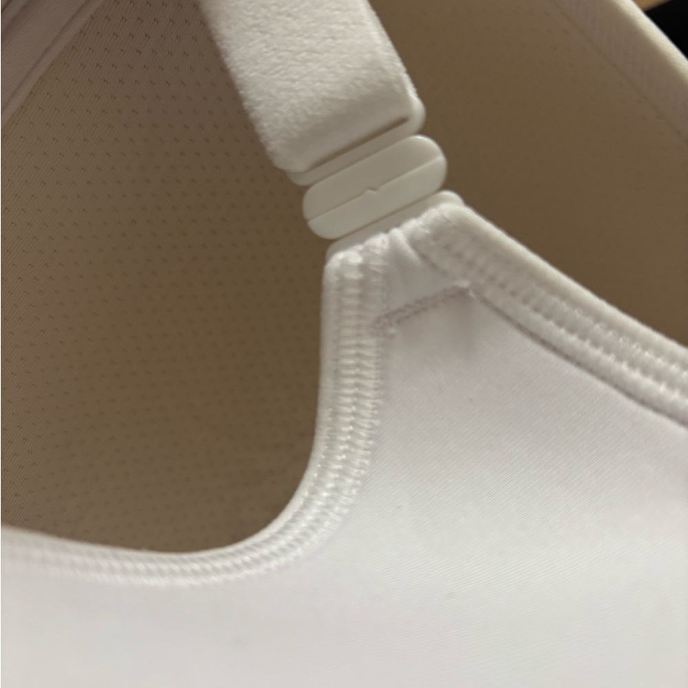 Vanity Fair Underwire Bra 42D Medium Impact Convertible Moisture Wicking NWT - Picture 6 of 6
